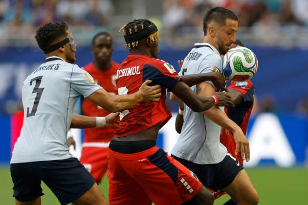 Rodrigo Bentancur (R) of Uruguay vies for the ball with Gilson Benchimol (C) of Cape Verde in a Group H match of the 2026 FIFA World Cup, WM, Weltmeisterschaft, Fussball between Uruguay and Cape Verde at Hard Rock Stadium in Miami, USA 21 June 2026. FIFA World Cup 2026: Uruguay - Cape Verde !ACHTUNG: NUR REDAKTIONELLE NUTZUNG!  Copyright: xAlbertoxEstevezx AMDEP7022 20260622-55020669720_1
