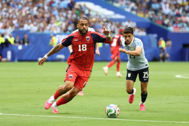 MIAMI GARDENS, FL - JUNE 21: Cape Verde midfielder Telmo Arcanjo (18) steals a pass from Uruguay midfielder Juan Manuel Sanabria (25) in the first half during the FIFA World Cup, WM, Weltmeisterschaft, Fussball 2026 game Group H match between Uruguay and Cabo Verde on June 21, 2026 at Miami Stadium in Miami Gardens, FL (Photo by Peter Joneleit Icon Sportswire) SOCCER: JUN 21 FIFA World Cup 26 Group H - Uruguay vs Cabo Verde EDITORIAL USE ONLY Icon260615034