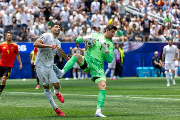 June 21, 2026, Los Angeles, California, USA: Belgium goalkeeper Thibaut Courtois (1) and IR Iran Mehdi Taremi (9) vie for the ball during the FIFA World Cup, WM, Weltmeisterschaft, Fussball Group G soccer match at SoFi Stadium in Inglewood, Calif., Sunday, June 21, 2026. Los Angeles USA - ZUMAc68_ 20260621_zaf_c68_085 Copyright: xRingoxChiux