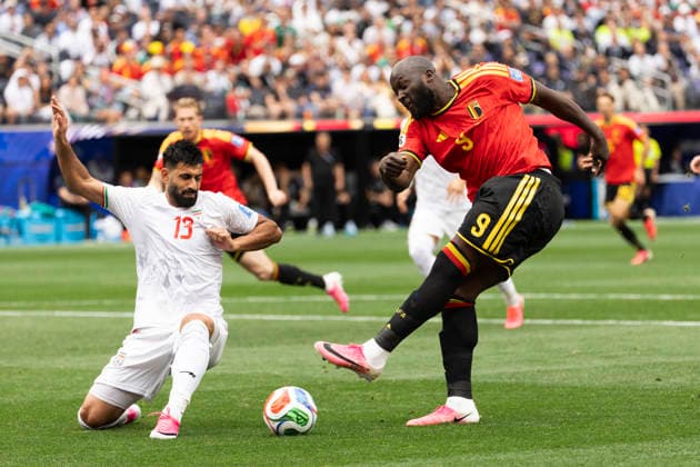 June 21, 2026, Los Angeles, California, USA: Belgium Romelu Lukaku (9) kicks the ball against IR Iran Hossein Kanani (13) during the FIFA World Cup, WM, Weltmeisterschaft, Fussball Group G soccer match at SoFi Stadium in Inglewood, Calif., Sunday, June 21, 2026. Los Angeles USA - ZUMAc68_ 20260621_zaf_c68_086 Copyright: xRingoxChiux