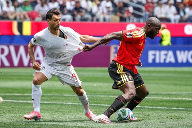 Iran s Shojae Khalilzadeh and Belgium s Romelu Lukaku fight for the ball during a soccer game between Belgian national team, Nationalteam Red Devils and Iran, on Sunday 21 June 2026, at the SoFi stadium in Los Angeles, the second game in the group stage of the FIFA World Cup, WM, Weltmeisterschaft, Fussball 2026 in the United States of America. The Diables Rouges - Rode Duivels were drawn into Group G. BRUNOxFAHY  x178683677x