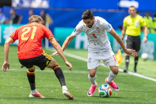 June 21, 2026, Los Angeles, California, USA: IR Iran Milad Mohammadi (5) and Belgium Timothy Castagne (21) vie for the ball during the FIFA World Cup, WM, Weltmeisterschaft, Fussball Group G soccer match at SoFi Stadium in Inglewood, Calif., Sunday, June 21, 2026. Los Angeles USA - ZUMAc68_ 20260621_zaf_c68_097 Copyright: xRingoxChiux