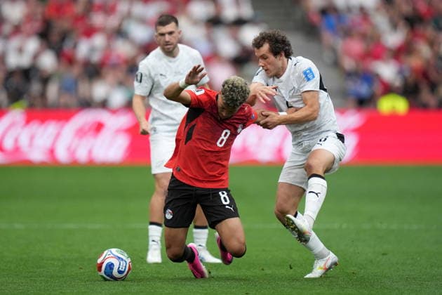 June 21, 2026, Vancouver, Bc, CANADA: Egypt s Emam Ashour (8) is grabbed by New Zealand s Joe Bell (6) during first half World Cup Group G soccer action, in Vancouver, Sunday, June 21, 2026. Canada News - June 21, 2026  - ZUMAc35_ 20260621_zaf_c35_107 Copyright: xDarrylxDyckx
