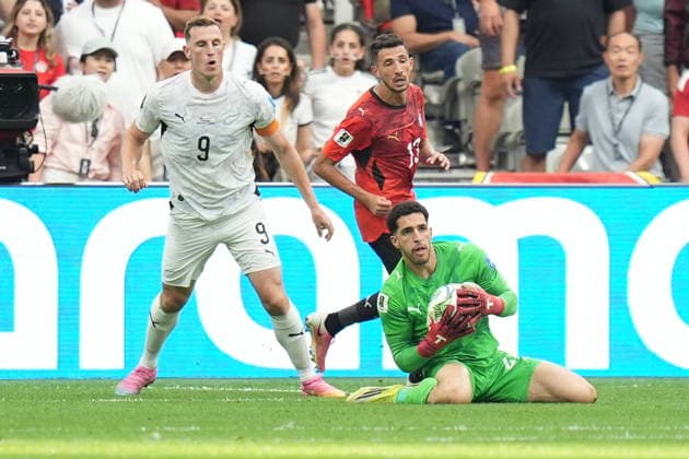 New Zealand v Egypt - FIFA World Cup, WM, Weltmeisterschaft, Fussball 2026 - Group G VANCOUVER, CANADA - JUNE 21: Mostafa Oufa Shobeir (R) goalkeeper of Egypt in action against Chris Wood (9) of New Zealand during the 2026 FIFA World Cup Group G match between New Zealand and Egypt at BC Place Stadium in Vancouver, Canada, on June 21, 2026. Ercin Erturk Anadolu British Columbia Canada. Editorial use only. Please get in touch for any other usage.  Copyright: x2026xAnadoluxErcinxErturkx