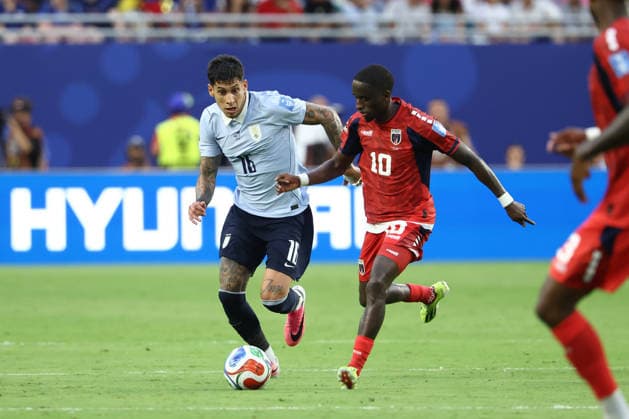 MIAMI GARDENS, FL - JUNE 21: Cape Verde midfielder Jamiro Monteiro (10) races Uruguay defender Mathias Olivera (16) for the ball in the first half during the FIFA World Cup, WM, Weltmeisterschaft, Fussball 2026 game Group H match between Uruguay and Cabo Verde on June 21, 2026 at Miami Stadium in Miami Gardens, FL (Photo by Peter Joneleit Icon Sportswire) SOCCER: JUN 21 FIFA World Cup 26 Group H - Uruguay vs Cabo Verde EDITORIAL USE ONLY Icon260615071