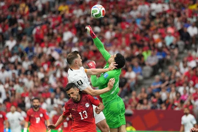 FIFA World Cup, WM, Weltmeisterschaft, Fussball 2026 - Group G - New Zealand vs Egypt Chris Wood of New Zealand (L) in action against goalkeeper Mostafa Shoubir of Egypt (R) during the FIFA World Cup 2026 group stage match New Zealand against Egypt, in Vancouver, Canada, 21 June 2026. VANCOUVER Canada  Copyright: xBOBxFRIDx