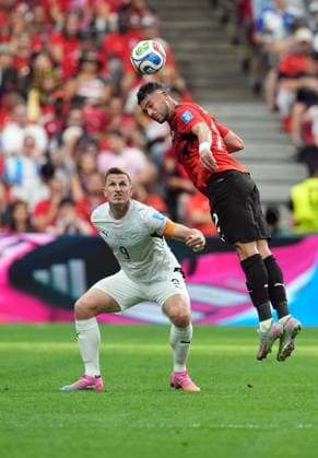 June 21, 2026, Vancouver, Bc, CANADA: Egypt s Yasser Ibrahim (2) heads the ball as New Zealand s Chris Wood (9) watches during second half World Cup group G soccer action, in Vancouver, Sunday, June 21, 2026. Canada News - June 21, 2026  - ZUMAc35_ 20260621_zaf_c35_145 Copyright: xEthanxCairnsx