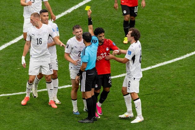 June 21, 2026, Vancouver, Bc, CANADA: New Zealand s Callum McCowatt (20) receives a yellow card during the first half of a World Cup Group G soccer match against Egypt, in Vancouver, on Sunday, June 21, 2026. Canada News - June 21, 2026  - ZUMAc35_ 20260621_zaf_c35_157 Copyright: xTimothyxMatweyx