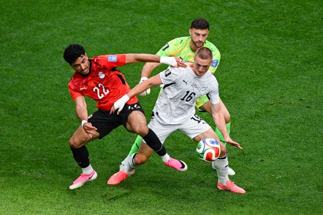Omar Marmoush of Egypt and Finn Surman of New Zealand, New Zealand All Whites v Egypt, Group G football match of the FIFA World Cup, WM, Weltmeisterschaft, Fussball 2026 at BC Place, Vancouver, Canada on Sunday 21June 2026. Photo: Andrew Cornaga Vancouver USA Copyright: xAndrewxCornaga x