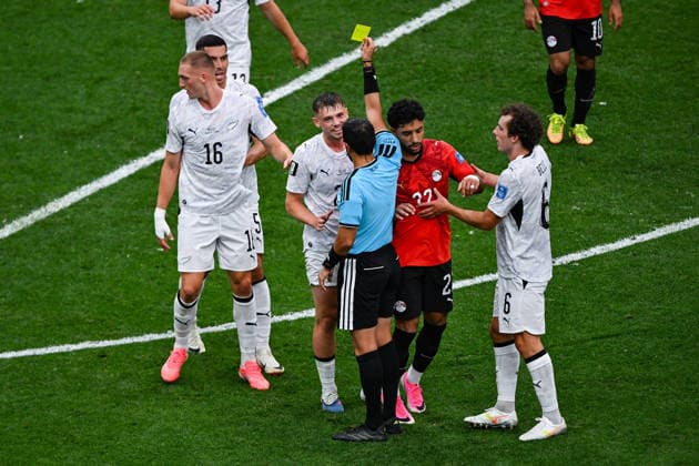 Match referee Omar Mohamed Al Ali shows a yellow card to Callum McCowatt of New Zealand, New Zealand All Whites v Egypt, Group G football match of the FIFA World Cup, WM, Weltmeisterschaft, Fussball 2026 at BC Place, Vancouver, Canada on Sunday 21June 2026. Photo: Andrew Cornaga Vancouver USA Copyright: xAndrewxCornaga x