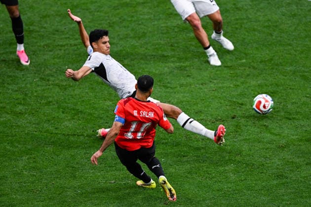 Mohamed Salah (captain) of Egypt takes a shot at goal as Marko Stamenic of New Zealand tries to block, New Zealand All Whites v Egypt, Group G football match of the FIFA World Cup, WM, Weltmeisterschaft, Fussball 2026 at BC Place, Vancouver, Canada on Sunday 21June 2026. Photo: Andrew Cornaga Vancouver USA Copyright: xAndrewxCornaga x