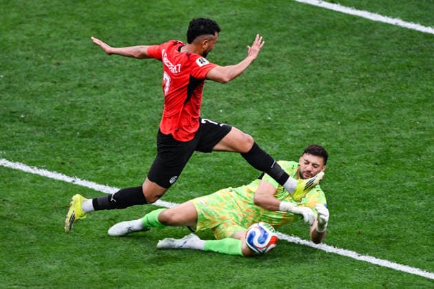 Trezeguet of Egypt challenges Goalkeeper Max Crocombe of New Zealand, New Zealand All Whites v Egypt, Group G football match of the FIFA World Cup, WM, Weltmeisterschaft, Fussball 2026 at BC Place, Vancouver, Canada on Sunday 21June 2026. Photo: Andrew Cornaga Vancouver USA Copyright: xAndrewxCornaga x