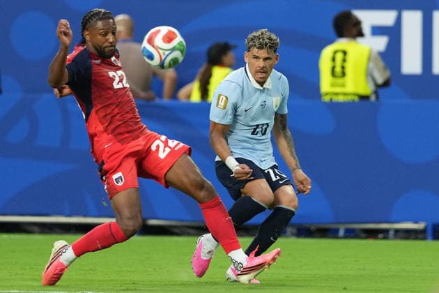 FIFA World Cup, WM, Weltmeisterschaft, Fussball 2026 - Group H - Uruguay vs Cape Verde Maximiliano Araujo (R) of Uruguay battles for the ball with Steven Moreira (L) of Cape Verde during a Group H match of the 2026 FIFA World Cup between Uruguay and Cape Verde at Hard Rock Stadium in Miami, Florida, USA, 21 June 2026. Miami United States  Copyright: xAlbertoxBoalx