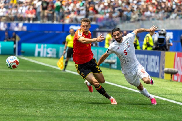 June 21, 2026, Los Angeles, California, United States: Belgium Timothy Castagne (21) and IR Iran Milad Mohammadi (5) seen in action during the FIFA World Cup, WM, Weltmeisterschaft, Fussball Group G soccer match between IR Iran and Belgium at SoFi Stadium. Final score; IR Iran 0:0 Belgium Los Angeles United States - ZUMAs197 20260621_aaa_s197_301 Copyright: xRingoxChiux