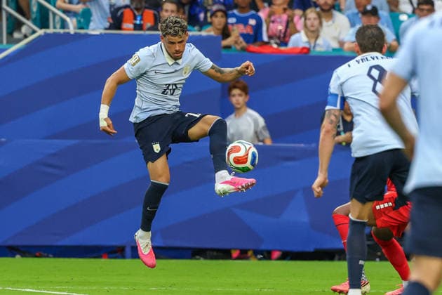 MIAMI GARDENS, FL - JUNE 21: Maximiliano Araujo 20 of Uruguay controls a ball during a FIFA World Cup, WM, Weltmeisterschaft, Fussball 2026 Group H match between Uruguay and Cabo Verde on June 21,2026 at Miami Stadium, in Miami Gardens, Fla.(Photo by Chris Arjoon Icon Sportswire) SOCCER: JUN 21 FIFA World Cup 26 Group H - Uruguay vs Cabo Verde EDITORIAL USE ONLY Icon26062100100041
