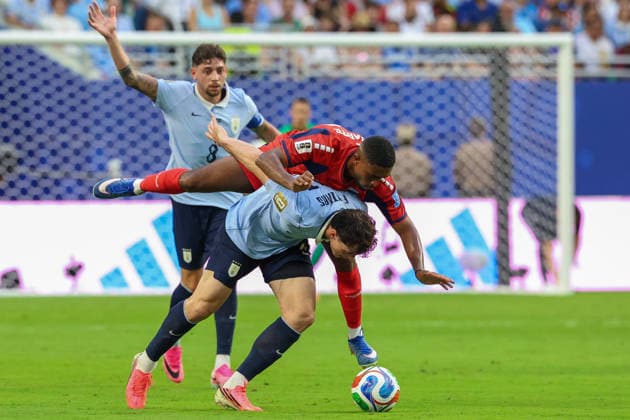 MIAMI GARDENS, FL - JUNE 21: Federico Vinas 21 of Uruguay and Deroy Duarte 14 of Cabo Verde battle for a ball during a FIFA World Cup, WM, Weltmeisterschaft, Fussball 2026 Group H match between Uruguay and Cabo Verde on June 21,2026 at Miami Stadium, in Miami Gardens, Fla.(Photo by Chris Arjoon Icon Sportswire) SOCCER: JUN 21 FIFA World Cup 26 Group H - Uruguay vs Cabo Verde EDITORIAL USE ONLY Icon26062100100055