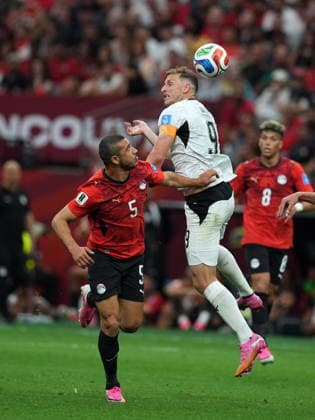 June 21, 2026, Vancouver, Bc, CANADA: New Zealand s Chris Wood (9) heads the ball as Egypt s Ramy Rabia (5) tries to defend during second half World Cup group G soccer action, in Vancouver, Sunday, June 21, 2026. Canada News - June 21, 2026  - ZUMAc35_ 20260621_zaf_c35_191 Copyright: xEthanxCairnsx