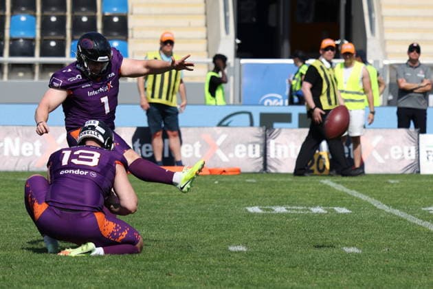 Ryan Rimmler (Frankfurt Galaxy, 01) kicks the ball, Frankfurt Galaxy vs Prague Lions, American Football, EFA, European Football Alliance, Season 2026, Week 6, 20.06.2026, Photo: Foot Bowl Klaus Sack Frankfurt PSD Bank Arena Deutschland Copyright: xFootxBowl KlausxSackx