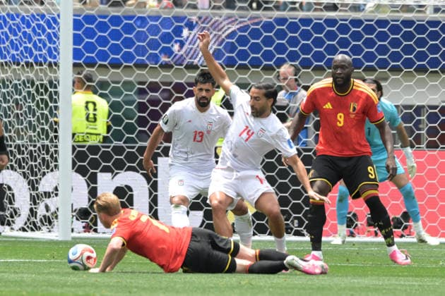 Islamic Republic of Iran Vs Belgium in Los Angeles, USA - 21 Jun 2026 Kevin De Bruyne (L) of Belgium men football team, Ali Nemati (C) and Saman Ghoddos (R) of IR Iran men football team during the FIFA World Cup, WM, Weltmeisterschaft, Fussball 2026 first stage Group G match between Belgium and Islamic Republic of Iran held at the Los Angeles Stadium. Final score: Belgium 0:0 Islamic Republic of Iran. Los Angeles United States Copyright: xLuisxVeniegrax xSOPAxImagesx 20260621_FIFAWC26_LuisVeniegra9732