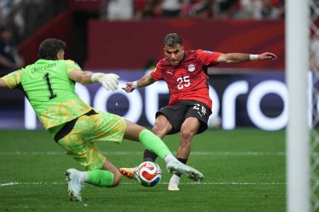 June 21, 2026, Vancouver, Bc, CANADA: Egypt s Ahmed Sayed (25) gets stopped by New Zealand s Max Crocombe (1) during second half World Cup Group G soccer action, in Vancouver, Sunday, June 21, 2026. Canada News - June 21, 2026  - ZUMAc35_ 20260621_zaf_c35_213 Copyright: xDarrylxDyckx