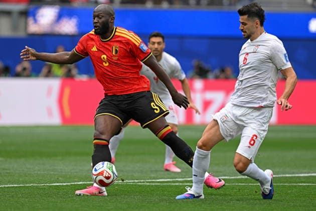 RECORD DATE NOT STATED 21st June 2026; SoFi Stadium, Los Angeles, California, United States of America; FIFA World Cup, WM, Weltmeisterschaft, Fussball Football, Belgium versus Iran; Romelu Lukaku of Belgium battles for possession with Saeid Ezatolahi of Iran JulianxMedina DiaEsportivo