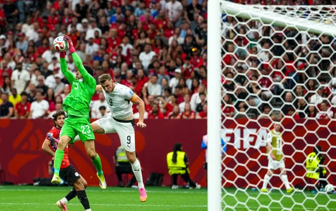 New Zealand v Egypt - FIFA World Cup, WM, Weltmeisterschaft, Fussball 2026 - Group G VANCOUVER, CANADA - JUNE 21: Mostafa Shobeir (23) of Egypt in action against Chris Wood (9) of New Zealand during 2026 FIFA World Cup Group G match between New Zealand and Egypt at BC Place Stadium in Vancouver, Canada, on June 21, 2026. Ercin Erturk Anadolu Vancouver Canada. Editorial use only. Please get in touch for any other usage.  Copyright: x2026xAnadoluxErcinxErturkx