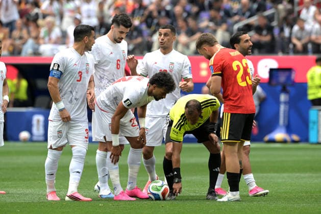 June 21, 2026, Los Angeles, California, United States: Referee Dario Herrera sprays a line on the ground during the FIFA World Cup, WM, Weltmeisterschaft, Fussball 2026 first stage Group G match between Belgium and Islamic Republic of Iran held at the Los Angeles Stadium. Final score: Belgium 0:0 Islamic Republic of Iran. Islamic Republic Of Iran Vs Belgium In Los Angeles, USA - 21 Jun 2026  - ZUMAs197 20260621_aaa_s197_344 Copyright: xLuisxVeniegrax