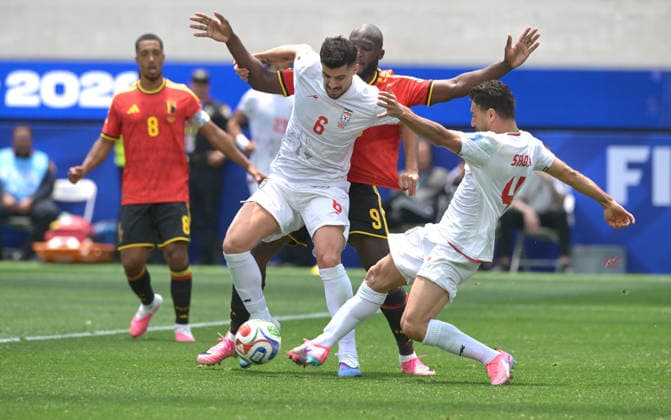 June 21, 2026, Los Angeles, California, United States: Romelu Lukaku (back) of Belgium men football team, Saeid Ezatolahi (L) and Shoja Khalilzadeh (R) of IR Iran men football team during the FIFA World Cup, WM, Weltmeisterschaft, Fussball 2026 first stage Group G match between Belgium and Islamic Republic of Iran held at the Los Angeles Stadium. Final score: Belgium 0:0 Islamic Republic of Iran. Los Angeles United States - ZUMAs197 20260621_aaa_s197_353 Copyright: xLuisxVeniegrax