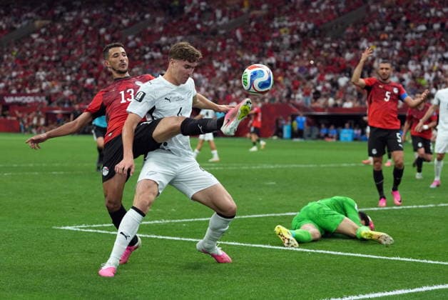 June 21, 2026, Vancouver, Bc, CANADA: Egypt s Ahmed Abou El Fotouh (13) and New Zealand s Tyler Bindon (4) vie for the ball during second half World Cup group G soccer action, in Vancouver, Sunday, June 21, 2026. Canada News - June 21, 2026  - ZUMAc35_ 20260621_zaf_c35_229 Copyright: xEthanxCairnsx