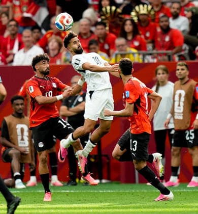 New Zealand v Egypt - FIFA World Cup, WM, Weltmeisterschaft, Fussball 2026 - Group G VANCOUVER, CANADA - JUNE 21: New Zealand s Chris Wood (10) heads the ball between Egypt s Mohamed Salah (10) and Marwan Hamdy (13) during the 2026 FIFA World Cup Group G match between New Zealand and Egypt at BC Place Stadium in Vancouver, Canada, on June 21, 2026. Ercin Erturk Anadolu Vancouver Canada. Editorial use only. Please get in touch for any other usage.  Copyright: x2026xAnadoluxErcinxErturkx