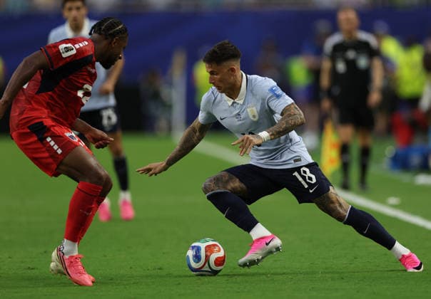(260622) -- MIAMI, June 22, 2026 -- Brian Rodriguez (R) of Uruguay vies with Steven Moreira of Cape Verde during the group H match between Uruguay and Cape Verde at the 2026 FIFA World Cup, WM, Weltmeisterschaft, Fussball at Miami Stadium, Miami, the United States, June 21, 2026. ) (SP)U.S.-MIAMI-FOOTBALL-FIFA WORLD CUP-GROUP H-URU VS CPV XuxZijian 
