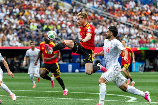 IR Iran Vs Belgium in Los Angeles, USA - 21 Jun 2026 Belgium Kevin De Bruyne (7) and IR Iran Hossein Kanani (13) seen in action during the FIFA World Cup, WM, Weltmeisterschaft, Fussball Group G soccer match between IR Iran and Belgium at SoFi Stadium. Final score; IR Iran 0:0 Belgium Los Angeles United States Copyright: xRingoxChiux xSOPAxImagesx 0859694001st