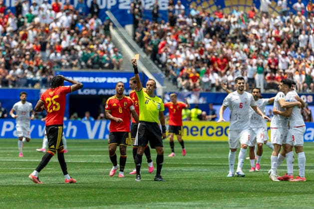 IR Iran Vs Belgium in Los Angeles, USA - 21 Jun 2026 IR Iran’s players react as the referee issues a red card to Belgium Nathan Ngoy (25) during the FIFA World Cup, WM, Weltmeisterschaft, Fussball Group G soccer match between IR Iran and Belgium at SoFi Stadium. Final score; IR Iran 0:0 Belgium Los Angeles United States Copyright: xRingoxChiux xSOPAxImagesx 0859694005st