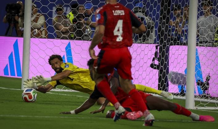 June 21, 2026, Miami Gardens, Florida, USA: Cape Verde goalkeeper Vozinha (1) makes a save as the ball dribbles through the box during the second half against Uruguay in their World Cup match Sunday, June 21, 2026 in Miami Gardens. Cape Verde and Uruguay ended in a 2-2 draw. Miami Gardens USA - ZUMAs70_ 0859685583st Copyright: xChrisxUrsox