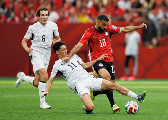 June 21, 2026, Vancouver, British Columbia, Canada: (R) Mohamed Salah 10 of Egypt is challenged by (C) Elijah Just 11 of New Zealand during the FIFA World Cup, WM, Weltmeisterschaft, Fussball 2026 Group G match between New Zealand and Egypt at BC Place Vancouver. Vancouver Canada - ZUMAc132 20260621_fap_c132_012 Copyright: xAndrewxChinx