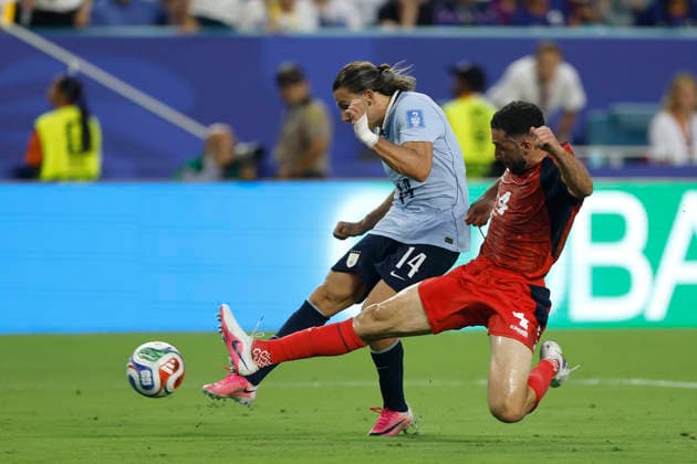 Agustín Canobbio (L) of Uruguay vies for the ball with Roberto Lopes of Cape Verde in a Group H match of the 2026 FIFA World Cup, WM, Weltmeisterschaft, Fussball between Uruguay and Cape Verde at Hard Rock Stadium in Miami, USA 21 June 2026. FIFA World Cup 2026: Uruguay - Cape Verde !ACHTUNG: NUR REDAKTIONELLE NUTZUNG!  Copyright: xAlbertoxEstevezx AMDEP7067 0859684635st
