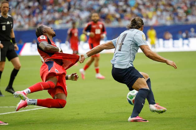 Agustin Canobbio (R) of Uruguay vies for the ball with Sidny Lopes of Cape Verde in a Group H match of the 2026 FIFA World Cup, WM, Weltmeisterschaft, Fussball between Uruguay and Cape Verde at Hard Rock Stadium in Miami, USA 21 June 2026. FIFA World Cup 2026: Uruguay - Cape Verde !ACHTUNG: NUR REDAKTIONELLE NUTZUNG!  Copyright: xAlbertoxEstevezx AMDEP7052 0859685223st