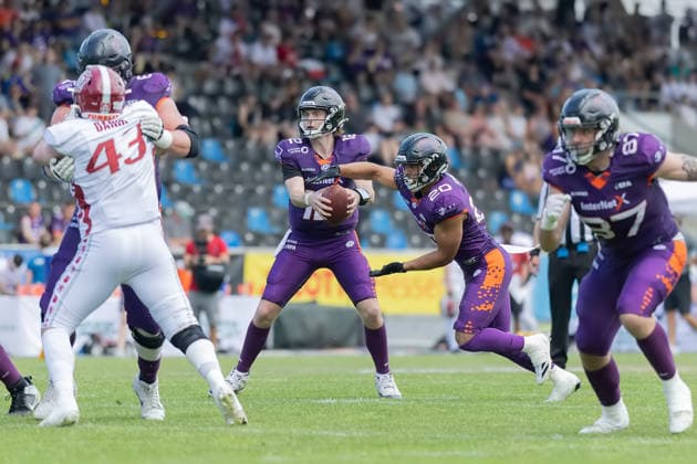 Frankfurt Galaxy - Prague Lions, European Football Alliance (EFA) Quarterback Ethan Garbers (Frankfurt Galaxy, 12) übergibt den Ball an Running Back Gerald Ameln (Frankfurt Galaxy, 20). Spiel der European Football Alliance (EFA)zwischen Frankfurt Galaxy und den Prague Lions am 21. Junii 2026 in der PSD Bank Arena in Frankfurt am Main., Frankfurt am Main Hessen Deutschland PSD Bank Arena *** Frankfurt Galaxy vs. Prague Lions, European Football Alliance (EFA) Quarterback Ethan Garbers of the Frankfurt Galaxy, No. 12, hands the ball off to running back Gerald Ameln of the Frankfurt Galaxy, 20 European Football Alliance (EFA) game between the Frankfurt Galaxy and the Prague Lions on June 21, 2026, at the PSD Bank Arena in Frankfurt am Main, Frankfurt am Main, Hesse, Germany, PSD Bank Arena,detected_source_language