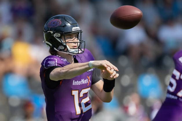 Frankfurt Galaxy - Prague Lions, European Football Alliance (EFA) Quarterback Ethan Garbers (Frankfurt Galaxy, 12). Spiel der European Football Alliance (EFA)zwischen Frankfurt Galaxy und den Prague Lions am 21. Junii 2026 in der PSD Bank Arena in Frankfurt am Main., Frankfurt am Main Hessen Deutschland PSD Bank Arena *** Frankfurt Galaxy vs. Prague Lions, European Football Alliance (EFA) – Quarterback Ethan Garbers of the Frankfurt Galaxy; Game 12 of the European Football Alliance (EFA) between the Frankfurt Galaxy and the Prague Lions on June 21, 2026, at the PSD Bank Arena in Frankfurt am Main, Frankfurt am Main, Hesse, Germany; PSD Bank Arena,detected_source_language