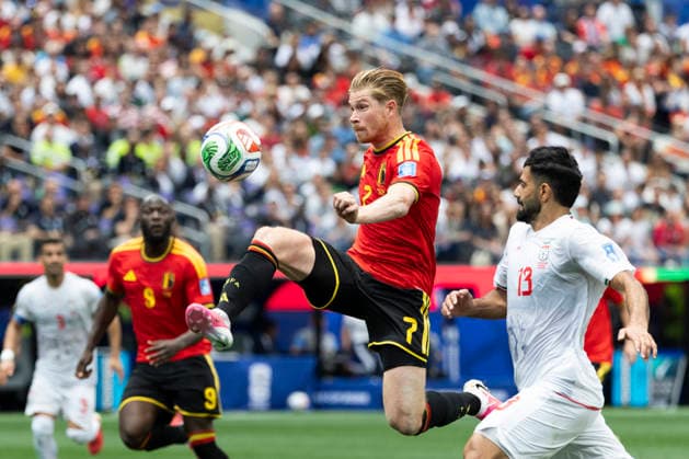 June 21, 2026, Los Angeles, California, USA: Belgium KEVIN DE BRUYNE (7) controls the ball as HOSSEIN KANANI of Iran follows(13) during the FIFA World Cup, WM, Weltmeisterschaft, Fussball Group G soccer match at SoFi Stadium in Inglewood. World Cup 2026: Group G: Iran 0:0 Belgium  - ZUMAc68_ 20260621_zaf_c68_071 Copyright: xRingoxChiux