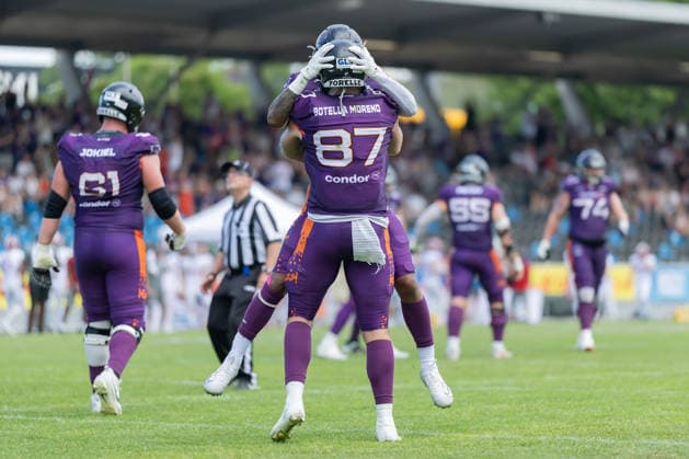 Frankfurt Galaxy - Prague Lions, European Football Alliance (EFA) Wide Receiver Normen Schumm (Frankfurt Galaxy, 11) gratuliert Tight End Adria Botella Moreno (Frankfurt Galaxy, 87) zu dessen Touchdown. Spiel der European Football Alliance (EFA)zwischen Frankfurt Galaxy und den Prague Lions am 21. Junii 2026 in der PSD Bank Arena in Frankfurt am Main., Frankfurt am Main Hessen Deutschland PSD Bank Arena *** Frankfurt Galaxy vs. Prague Lions, European Football Alliance (EFA) Wide Receiver Normen Schumm of the Frankfurt Galaxy, No. 11, congratulates Tight End Adria Botella Moreno of the Frankfurt Galaxy, 87, on his touchdown during the European Football Alliance (EFA) game between the Frankfurt Galaxy and the Prague Lions on June 21, 2026, at the PSD Bank Arena in Frankfurt am Main, Frankfurt am Main, Hesse, Germany, PSD Bank Arena,detected_source_language