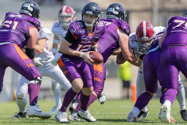 Frankfurt Galaxy - Prague Lions, European Football Alliance (EFA) Quarterback Ethan Garbers (Frankfurt Galaxy, 12) sucht seinen Runningback, um dem den Ball zu übergeben. Spiel der European Football Alliance (EFA)zwischen Frankfurt Galaxy und den Prague Lions am 21. Junii 2026 in der PSD Bank Arena in Frankfurt am Main., Frankfurt am Main Hessen Deutschland PSD Bank Arena *** Frankfurt Galaxy vs. Prague Lions, European Football Alliance (EFA)