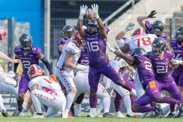 Frankfurt Galaxy - Prague Lions, European Football Alliance (EFA) Defensive End Chris Mulumba (Frankfurt Galaxy, 16) versucht den Kick der Prager zu blocken. Spiel der European Football Alliance (EFA)zwischen Frankfurt Galaxy und den Prague Lions am 21. Junii 2026 in der PSD Bank Arena in Frankfurt am Main., Frankfurt am Main Hessen Deutschland PSD Bank Arena *** Frankfurt Galaxy vs. Prague Lions, European Football Alliance (EFA)