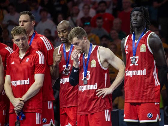 Enttaeuscht . . . Bayerns 13 Andreas OBST und Mitspieler. Basketball, Bayern - Berlin 81:84. Bundesliga, FC Bayern Basketball - Alba Berlin, Playoff Finale, 5.Spiel, Saison 2025-2026, 21.06.2026, in Muenchen, S A P G A R D E N, Deutschland. Quelle Copyright Credit : Oryk HAIST *** Disappointed xBASKETBALL-BAYERN-BERLINx