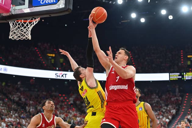 Johannes VOIGTMANN (FCB), Aktion,Zweikampf gegen Justin BEAN (Alba Berlin). Basketball BBL,Saison 2025 2026 Play Off Finale Spiel 5, FC Bayern Muenchen - Alba Berlin am 21.06.2026 S A P G A R D EN *** Johannes VOIGTMANN (FCB), Action, One-on-One Against Justin BEAN, Alba Berlin Basketball, BBL, 2025–2026 Season, Playoff Finals, Game 5, FC Bayern Munich vs. Alba Berlin on June 21, 2026, S A P G A R D EN,detected_source_language