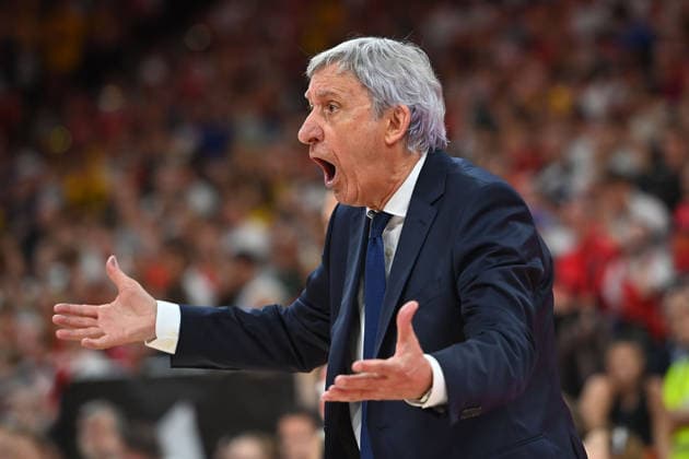 Trainer Svetislav PESIC (FCB), Gestik,ratlos, Einzelbild,angeschnittenes Einzelmotiv,Halbfigur,halbe Figur. Basketball BBL,Saison 2025 2026 Play Off Finale Spiel 5, FC Bayern Muenchen - Alba Berlin am 21.06.2026 S A P G A R D EN *** Coach Svetislav PESIC (FCB), gesturing, looking perplexed, single frame, cropped close-up, half-length shot, basketball (BBL), 2025–2026 season, Playoff Finals, Game 5, FC Bayern Munich vs. Alba Berlin on June 21, 2026, S A P G A R D EN,detected_source_language