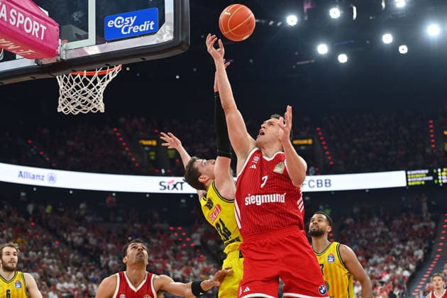 Johannes VOIGTMANN (FCB), Aktion,Zweikampf gegen Justin BEAN (Alba Berlin). Basketball BBL,Saison 2025 2026 Play Off Finale Spiel 5, FC Bayern Muenchen - Alba Berlin 81-84 am 21.06.2026 S A P G A R D EN *** Johannes VOIGTMANN (FCB), Action, One-on-One Against Justin BEAN, Alba Berlin Basketball, BBL, 2025–2026 Season, Playoff Finals, Game 5, FC Bayern Munich vs. Alba Berlin 81–84 on June 21, 2026, SAP GARDEN,detected_source_language