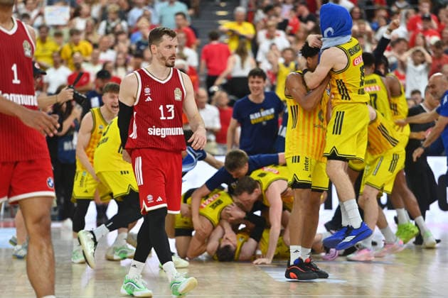 Andreas OBST (FCB), Enttaeuschung,Frust,enttaeuscht, frustriert,niedergeschlagen, Berliner Spieler, Jubel,Freude,Begeisterung,Schlussjubel. Basketball BBL,Saison 2025 2026 Play Off Finale Spiel 5, FC Bayern Muenchen - Alba Berlin 81-84 am 21.06.2026 S A P G A R D EN *** Andreas OBST FCB, disappointment, frustration, disappointed, frustrated, dejected, Berlin players, celebration, joy, excitement, final celebration, Basketball BBL, 2025–2026 season, Playoff Finals, Game 5, FC Bayern Munich vs. Alba Berlin 81–84 on June 21, 2026, SAP GARDEN,detected_source_language