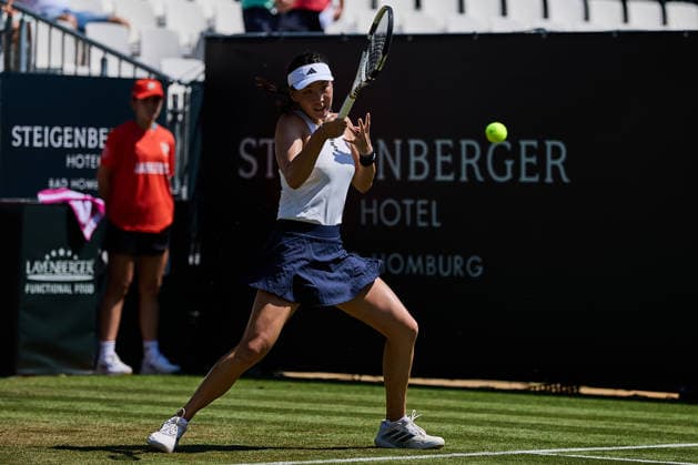 June 22, 2026, Bad Homburg, Hessen, Germany: Xinyu Wang of China returns with forehand to Renata Zarazua of Mexico during the BAD HOMBURG OPEN powered by SOLARWATTT- WTA500 - Womens Tennis, 22.6.2026 in Bad Homburg (Tennis-Club Bad Homburg), Germany - Photo: Tennis 2026: Bad Hombug Open - WTA500: WANG 6:1 6:2 ZARAZUA  - ZUMAs343 20260622_zsp_s343_002 Copyright: xMathiasxSchulzx
