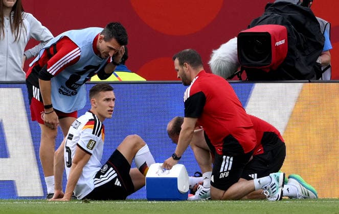 Fussball FIFA WM 2026 Vorrunde Gruppe E in Toronto Deutschland - Elfenbeinkueste 20.06.2026 Nico Schlotterbeck (Mitte, Deutschland) verletzt am Boden und wird behandelt *** Soccer
